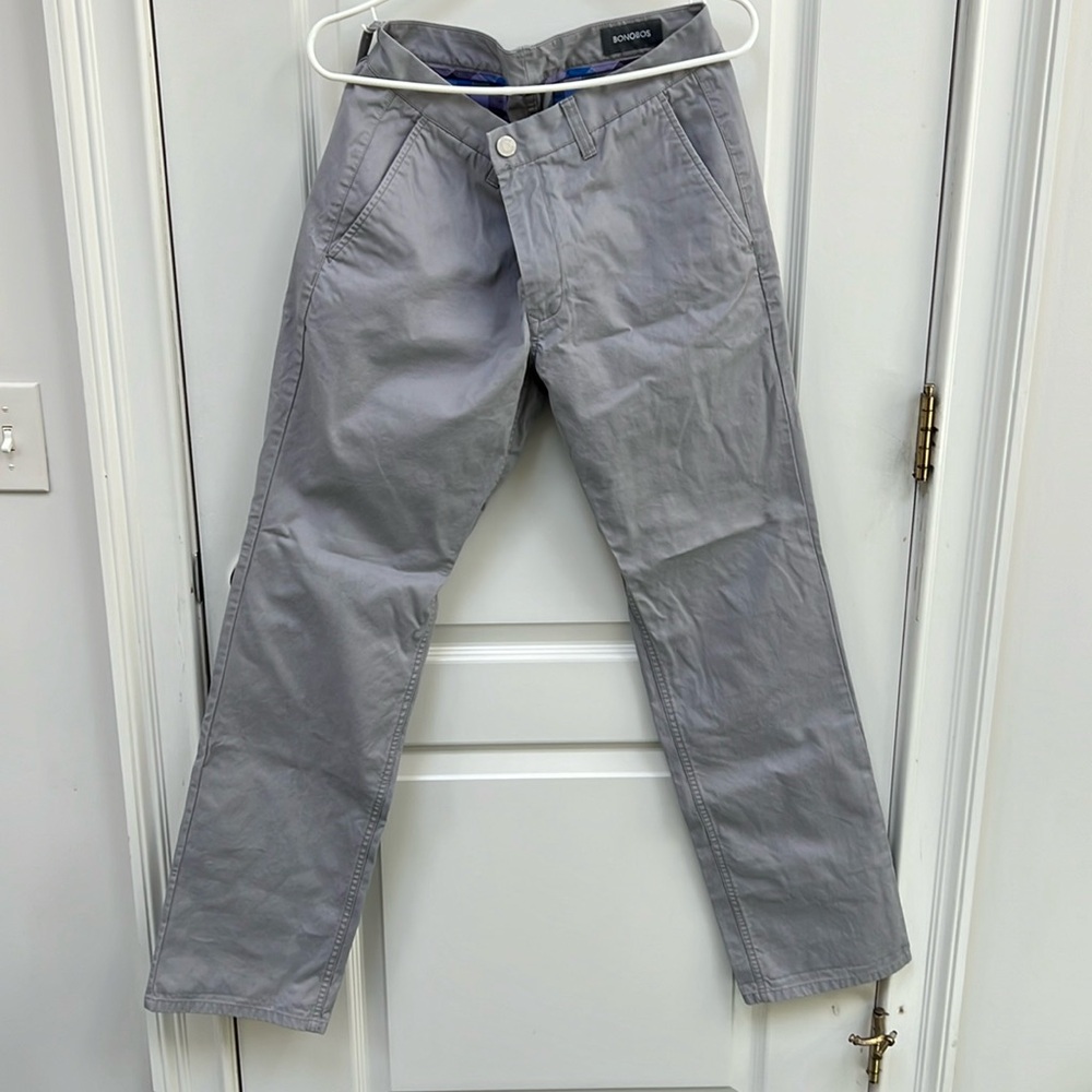 Bonobos chinos in gray. Size 32/32. 100% cotton with snap front closure.